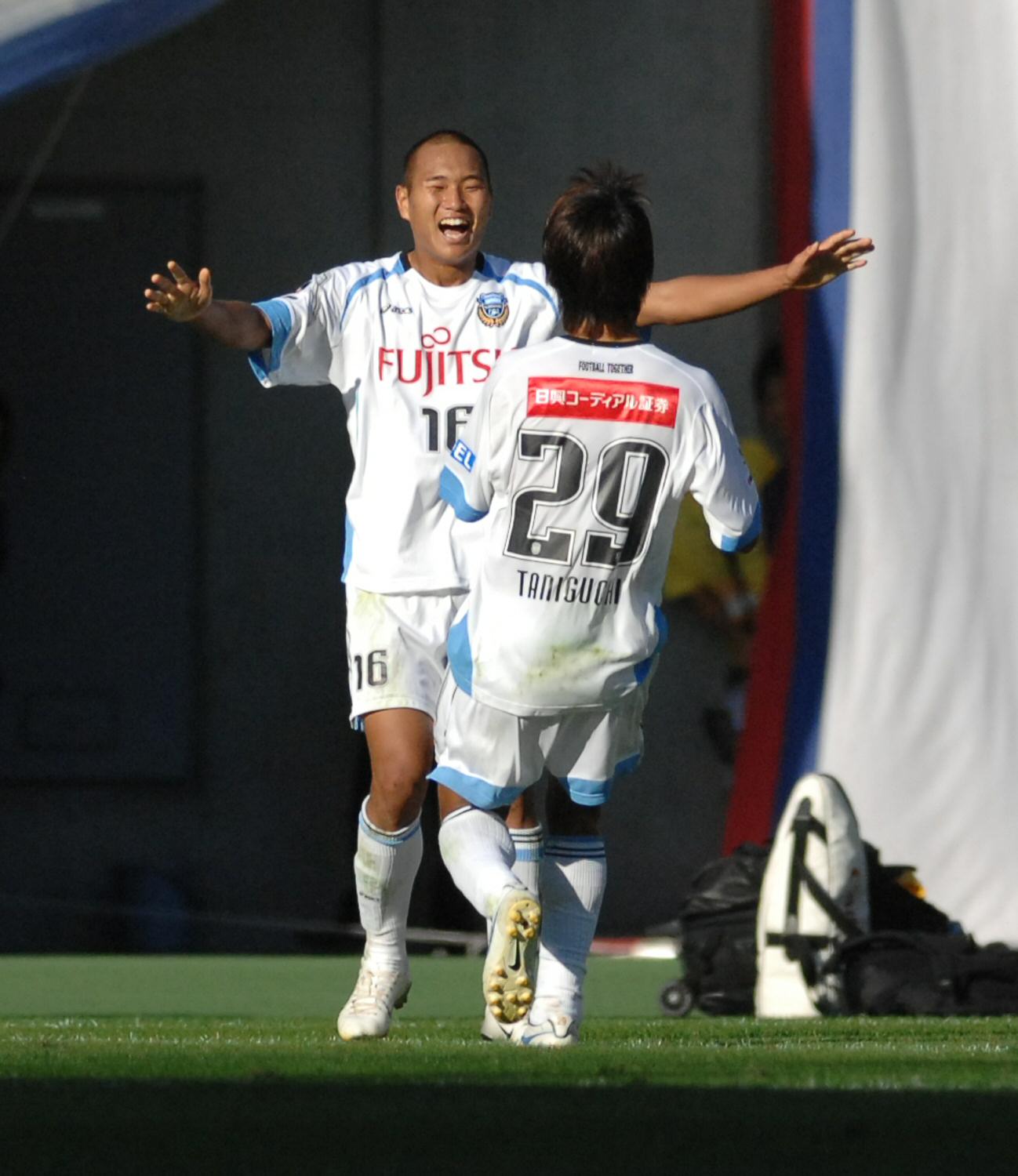 東京対川崎F　前半42分、川崎F鄭大世（左）は初ハットトリックを決める（2007年10月28日撮影）