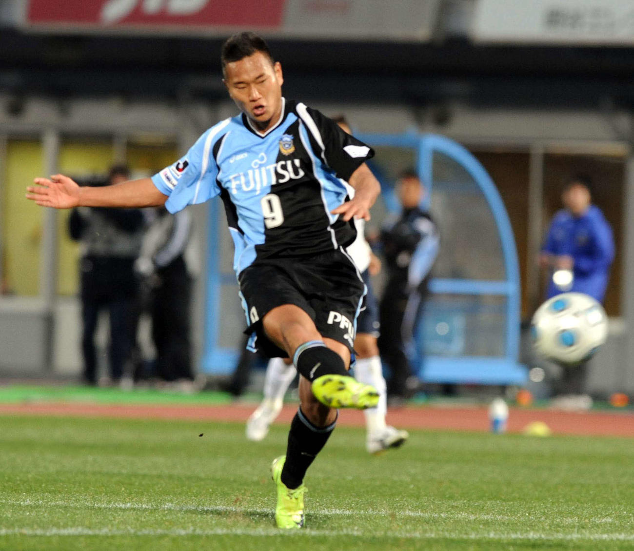川崎対柏　後半、ミドルシュートを放つ川崎FW鄭大世（2009年3月7日撮影）