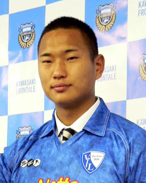 会見でボーフムのユニホーム姿を初披露した鄭大世（2010年7月12日撮影）