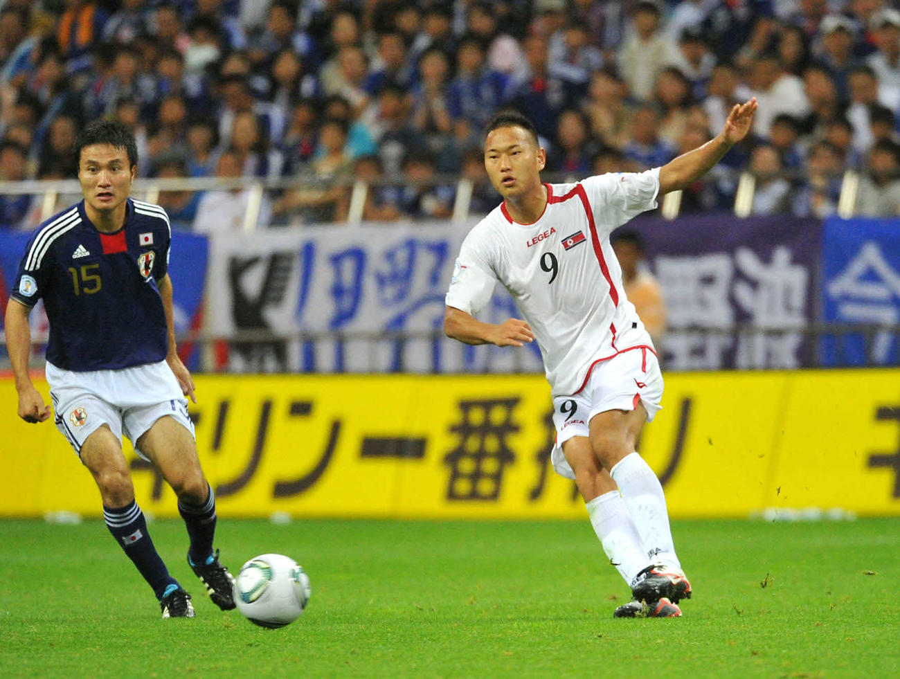 日本対北朝鮮　今野泰幸（左）と競り合う北朝鮮FW鄭大世（2011年9月2日撮影）