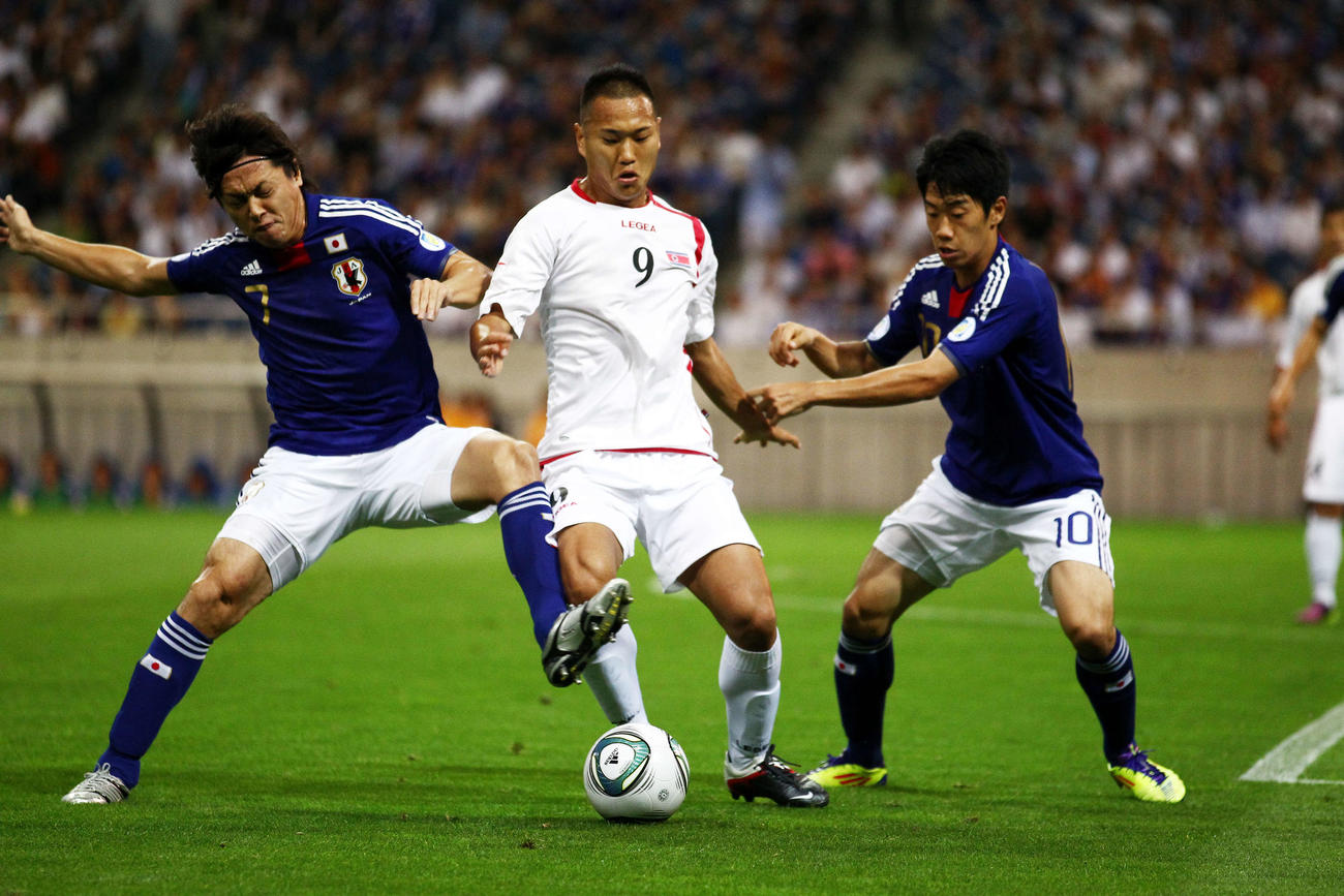 日本対北朝鮮　前半、鄭大世（中央）は遠藤（左）香川と競り合う（2011年9月2日撮影）