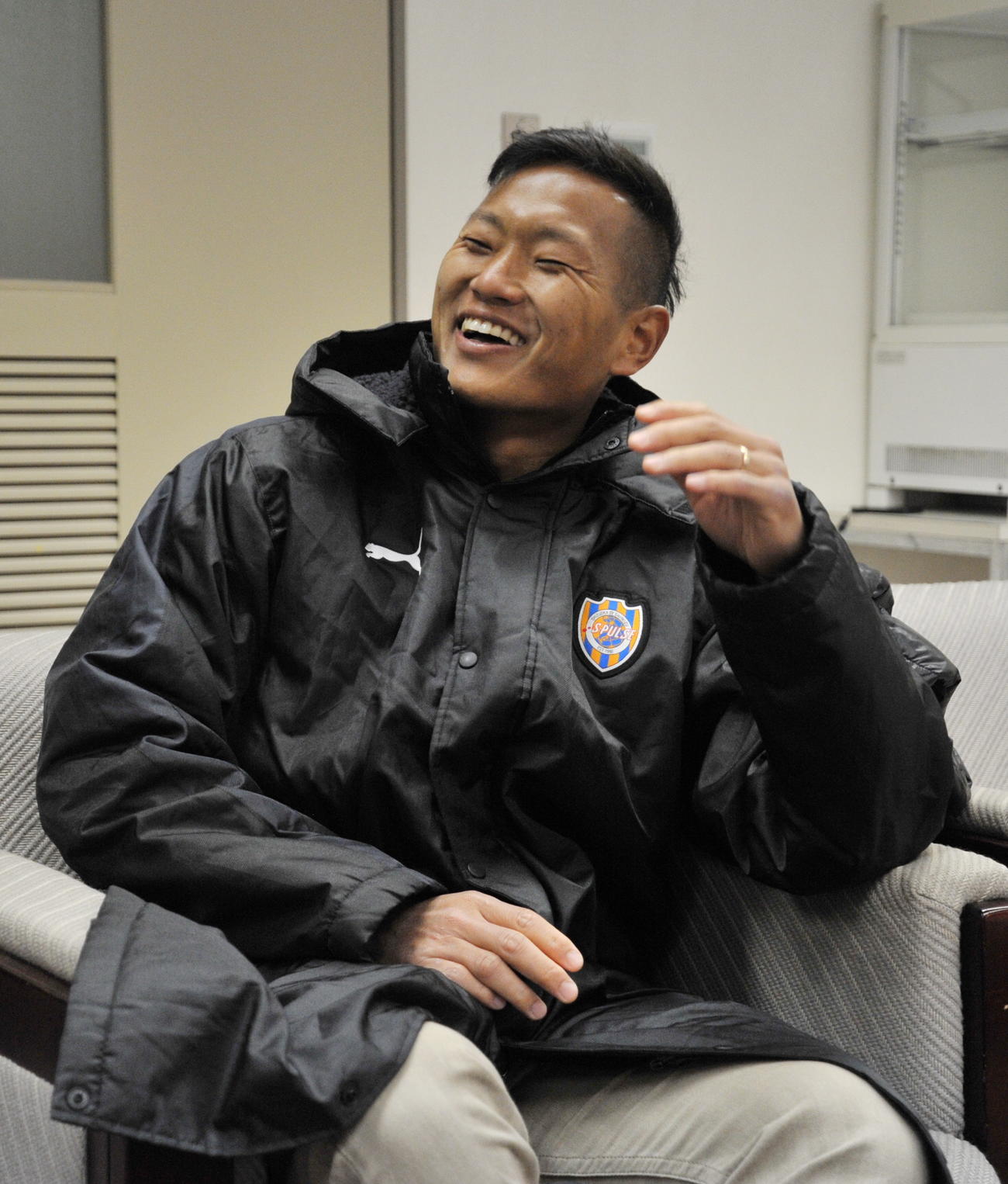 練習試合を終え、笑顔で報道陣の質問に答える清水FW鄭大世（2017年2月18日撮影）