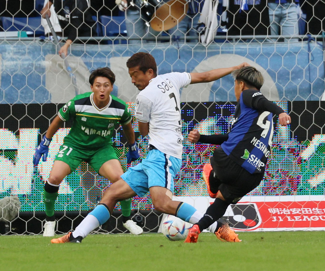 G大阪対磐田　後半、G大阪食野は正面からシュートを放ち先制ゴールを決める（撮影・加藤哉）