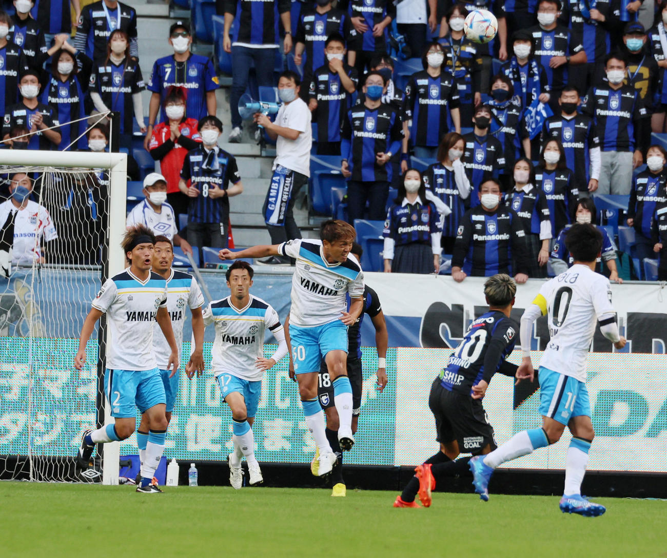 G大阪対磐田　後半、磐田遠藤は食野（右）のシュートをヘディングでクリア（撮影・加藤哉）