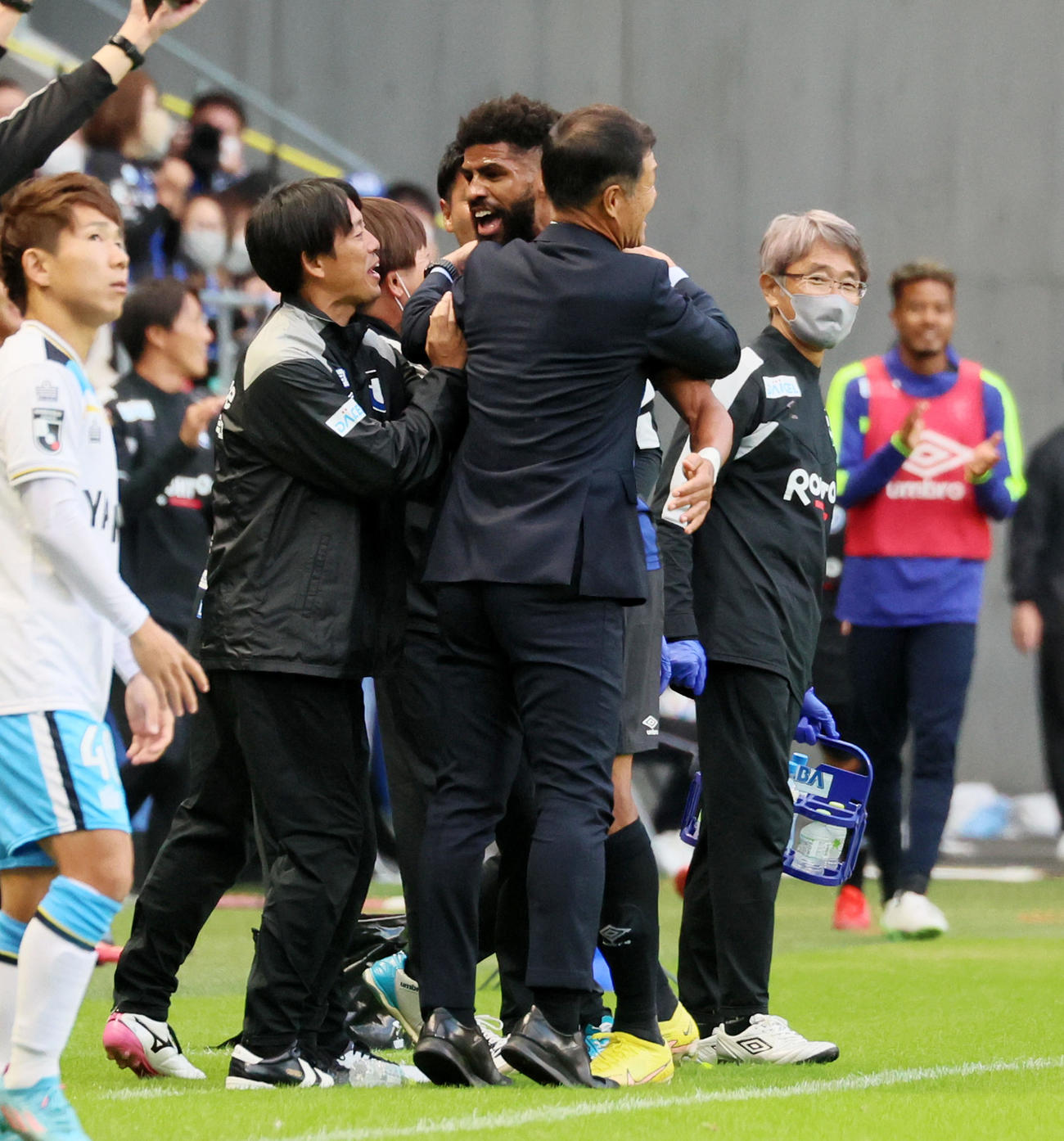 G大阪対磐田　後半、G大阪パトリック（左）がゴールを決め松田監督と笑顔で抱き合った（撮影・加藤哉）