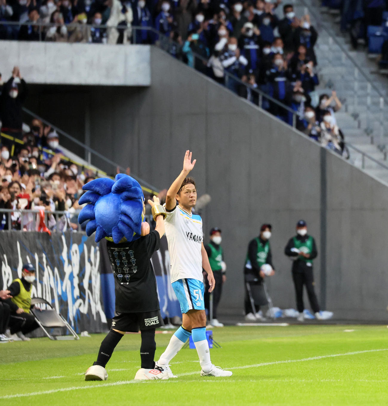 G大阪対磐田　試合後、G大阪サポータにあいさつした磐田の遠藤（撮影・加藤哉）