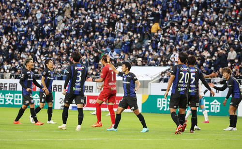 G大阪対磐田　磐田に勝利し笑顔を見せるG大阪イレブンたち（撮影・加藤哉）
