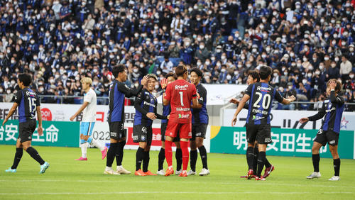 G大阪対磐田　磐田に勝利し笑顔を見せるG大阪イレブンたち（撮影・加藤哉）