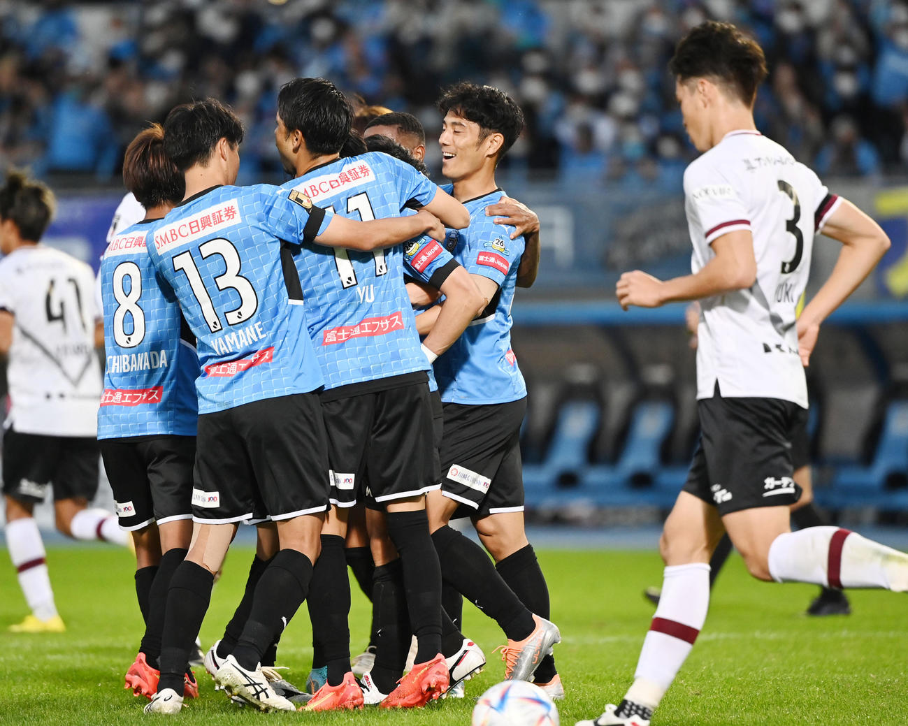 川崎F対神戸　後半、家長がPKを決め歓喜する川崎Fイレブン（撮影・横山健太）