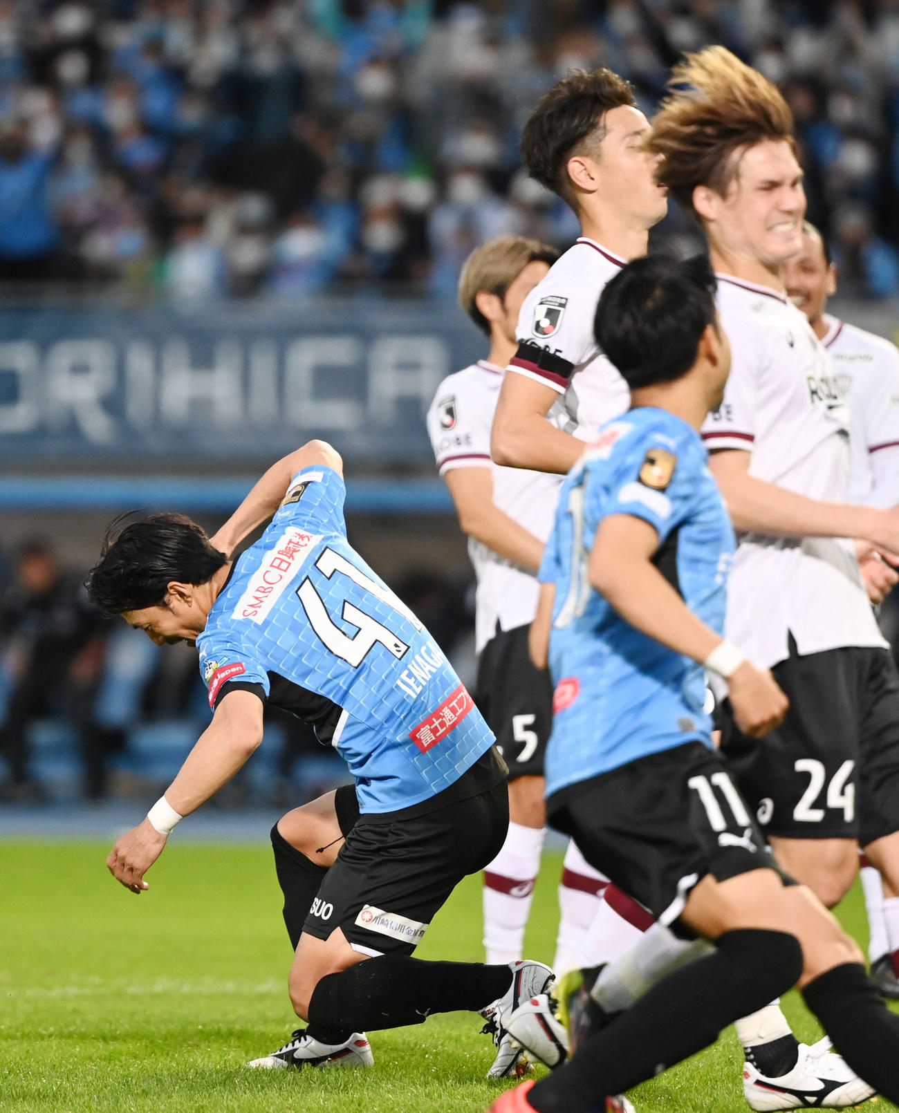 川崎F対神戸　後半、PKからゴールを決めグラウンドをたたき歓喜する川崎F家長（左）（撮影・横山健太）