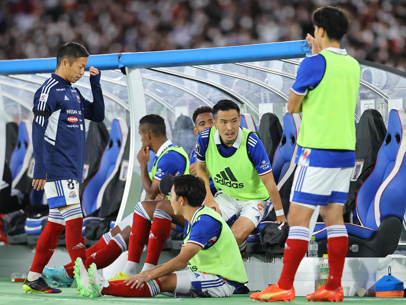 横浜対浦和　後半、試合中にしきりにスタッフに確認をとる横浜水沼（中央）（撮影・垰建太）