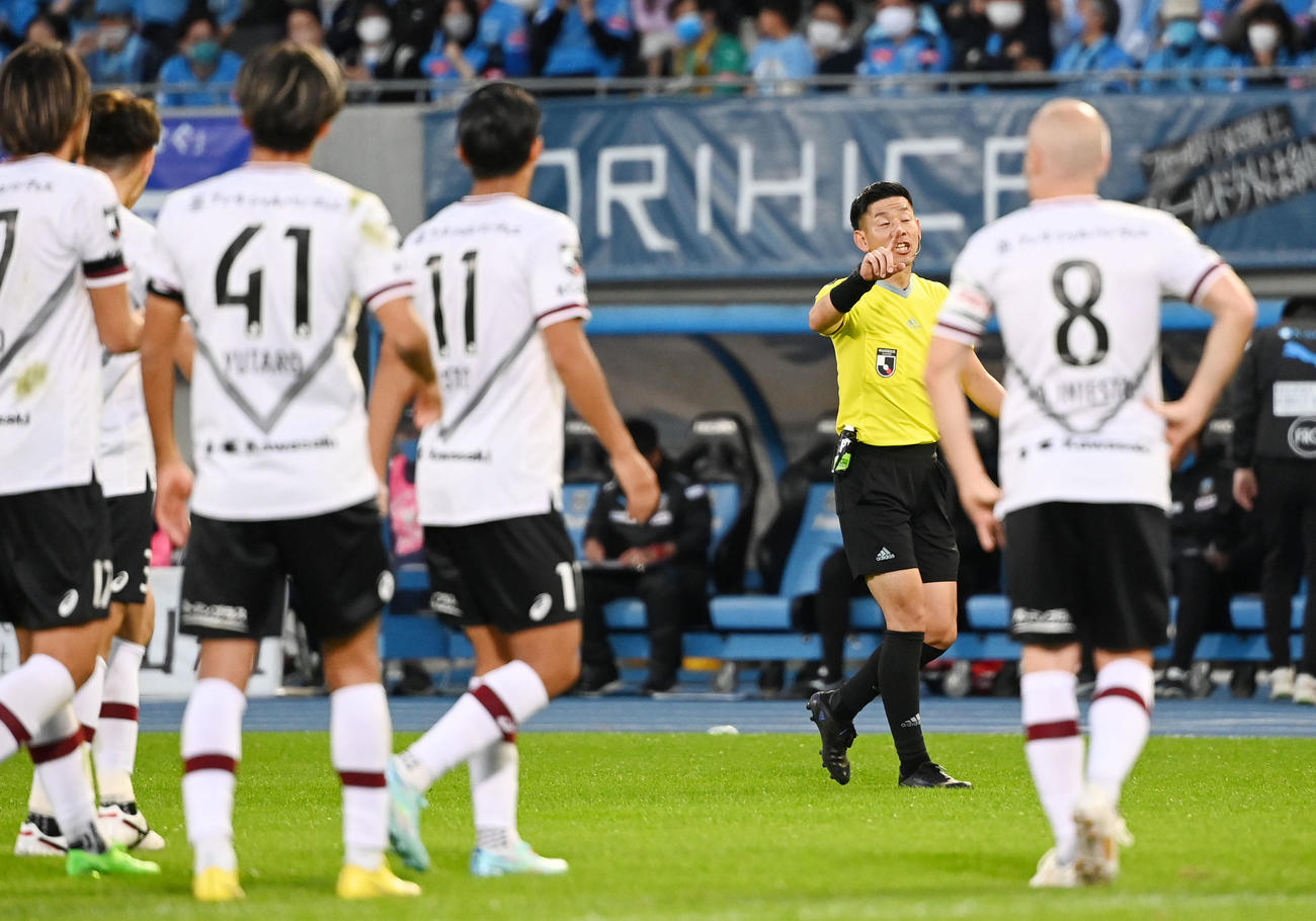 川崎F対神戸　後半、VARの結果FKからPKに変更になり谷本主審（右から2人目）に詰め寄る神戸イレブン（撮影・横山健太）