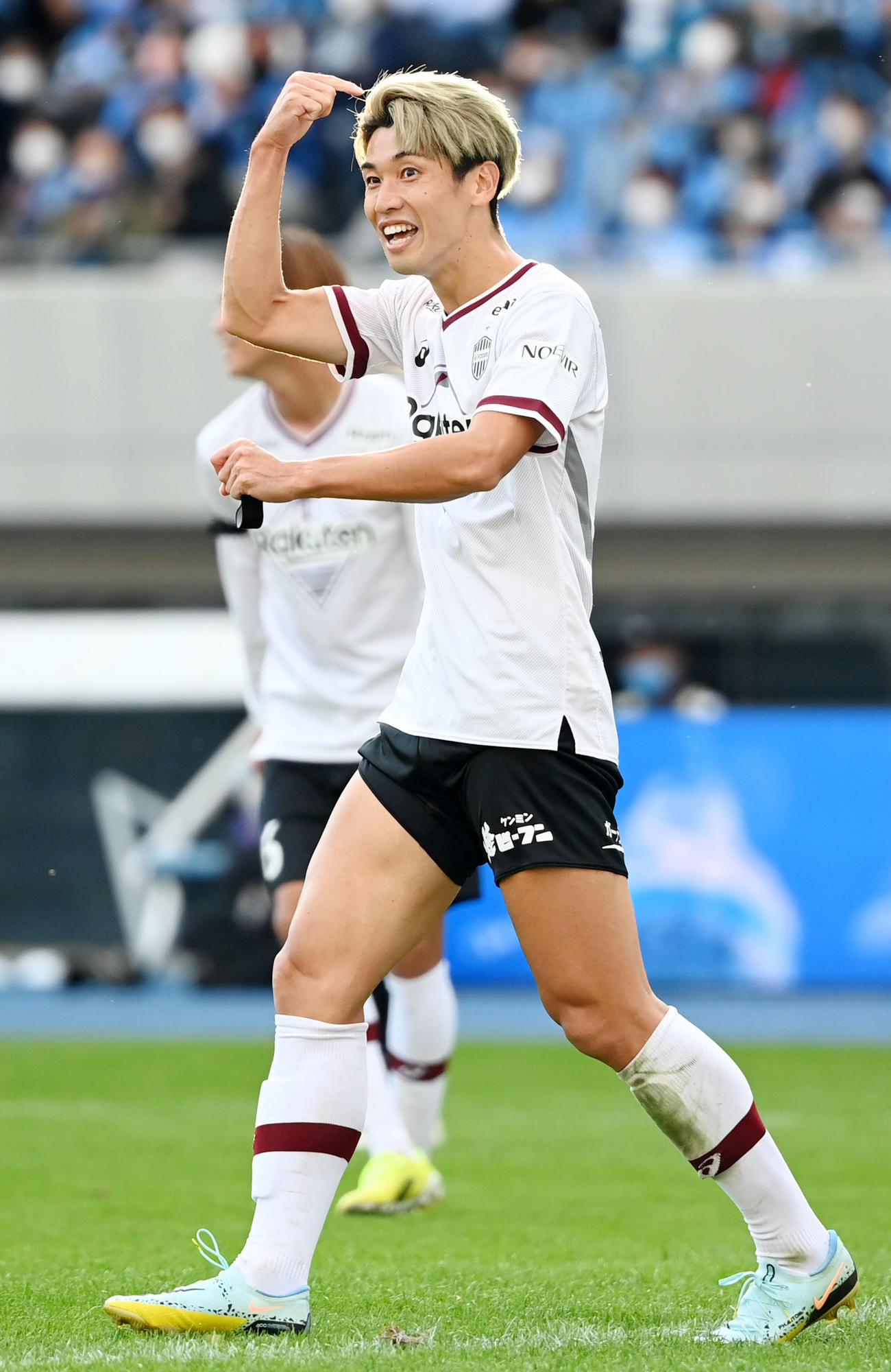 川崎F対神戸　前半、笑顔を見せる神戸大迫（撮影・横山健太）