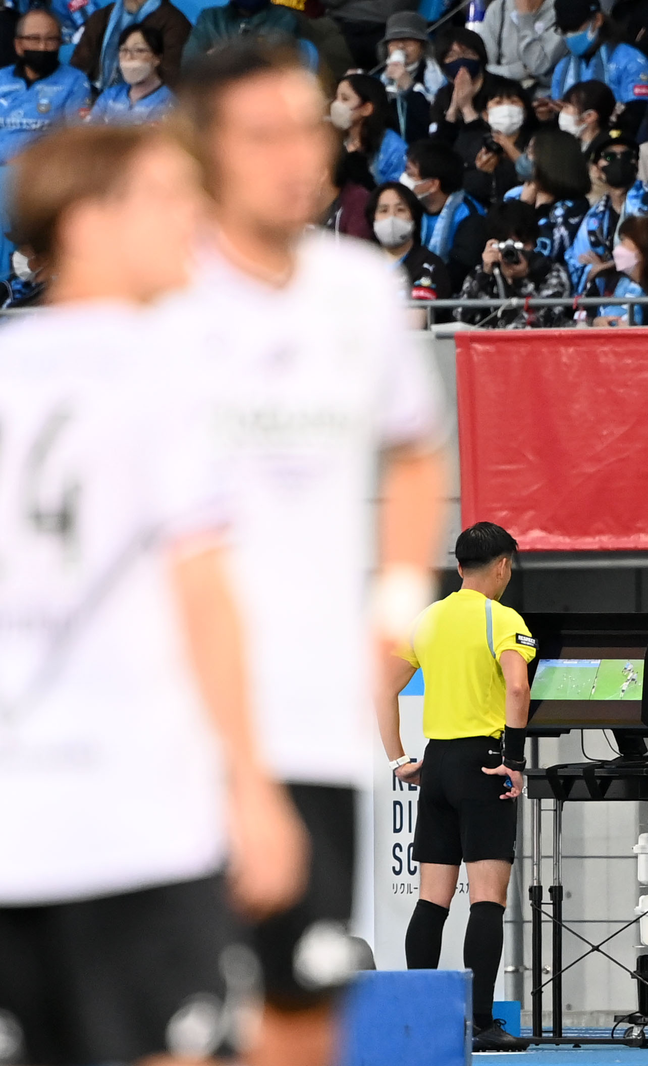川崎F対神戸　後半、映像確認をする谷本主審（右）（撮影・横山健太）