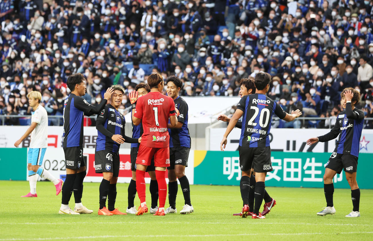 磐田に勝利し笑顔を見せるG大阪イレブン（撮影・加藤哉）