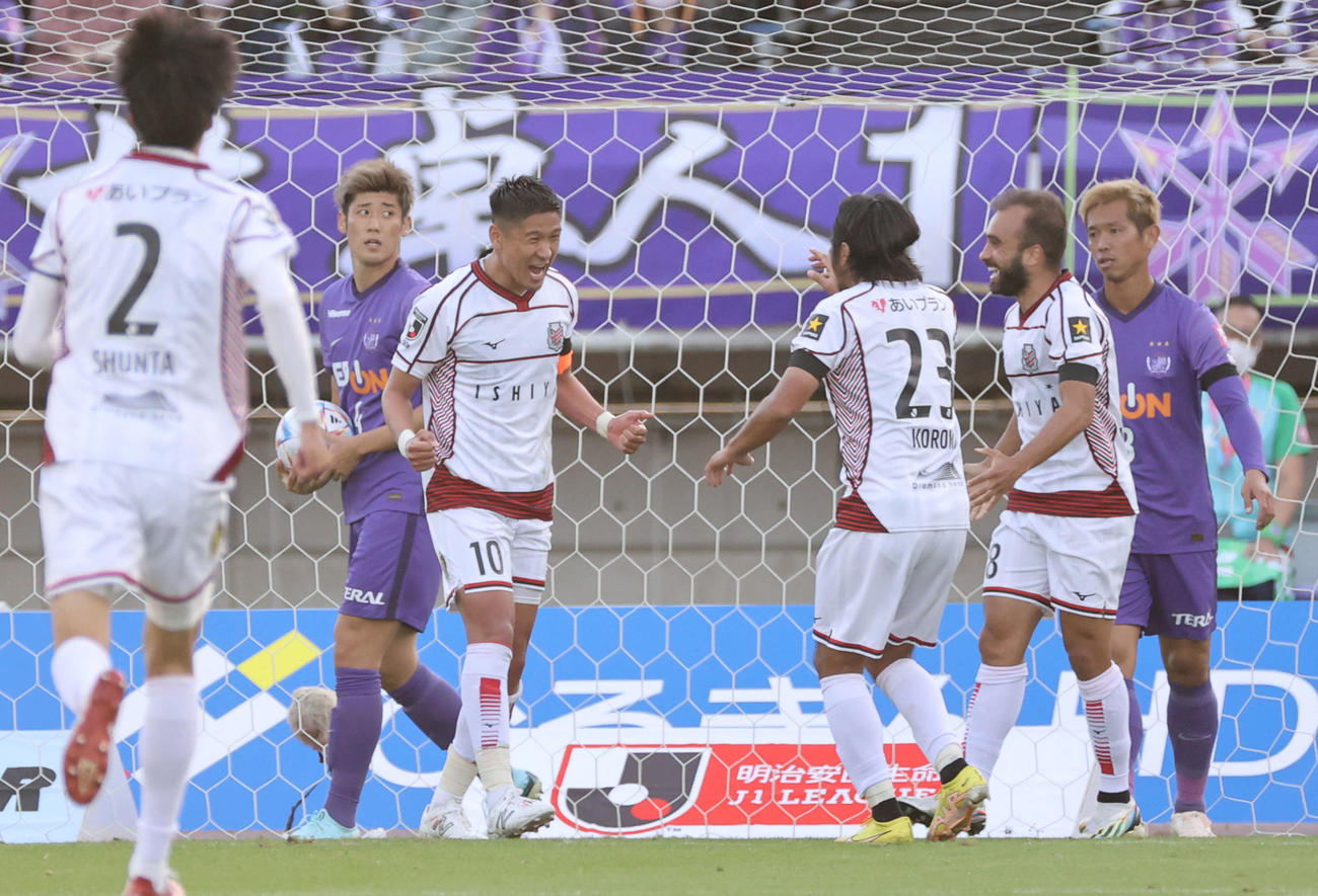 広島対札幌　後半　勝ち越しのゴールを決め、喜ぶ札幌宮沢（左から3人目）（撮影・加藤孝規）