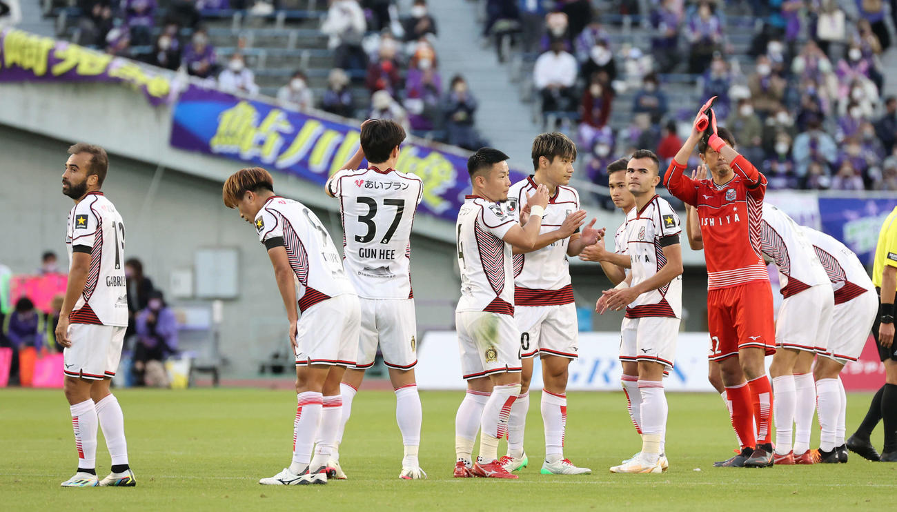 広島対札幌　広島に2対1で勝ち、J1残留を決めた札幌イレブン（撮影・加藤孝規）