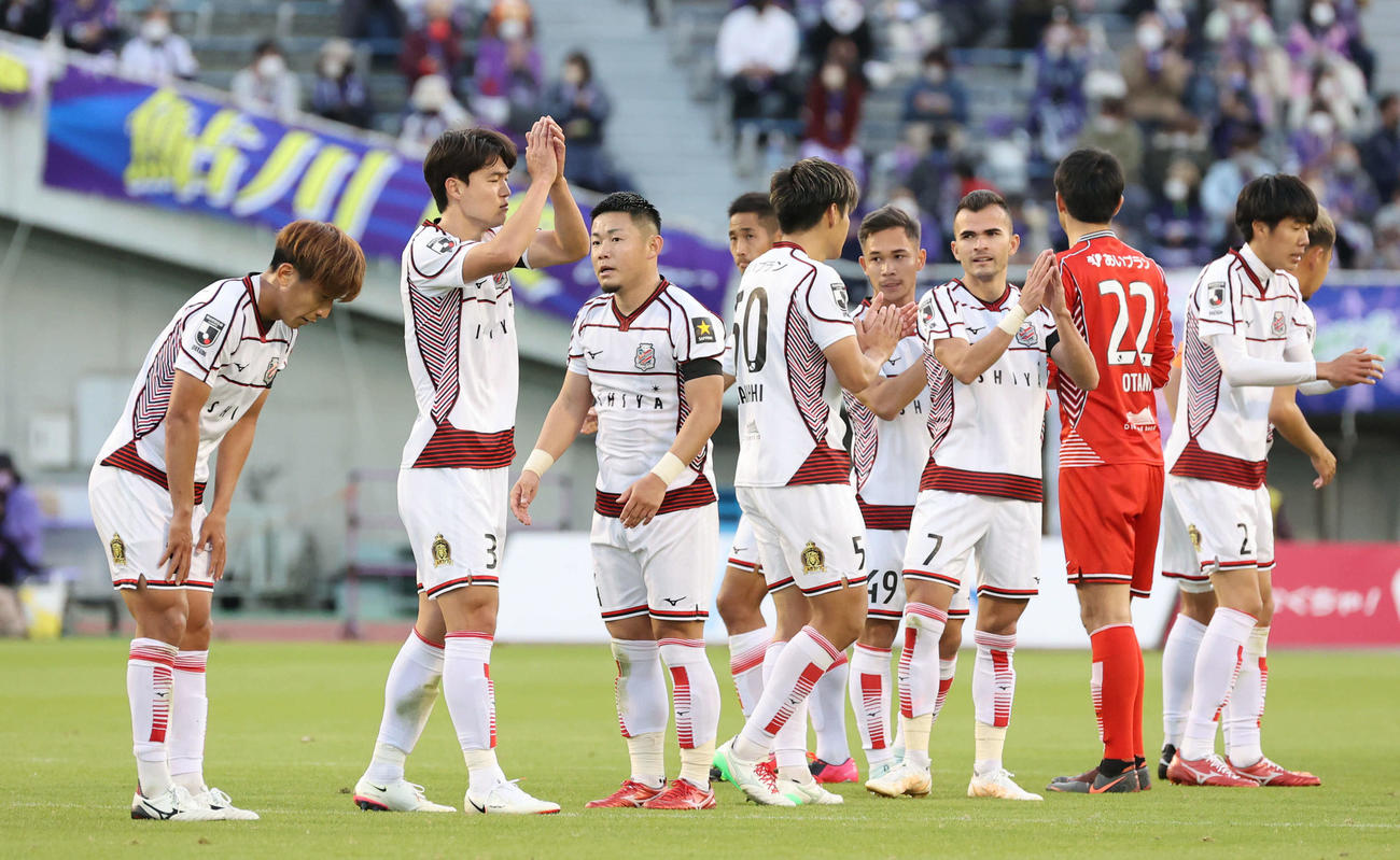 広島対札幌　広島に2対1で勝ち、J1残留を決めた札幌イレブン（撮影・加藤孝規）