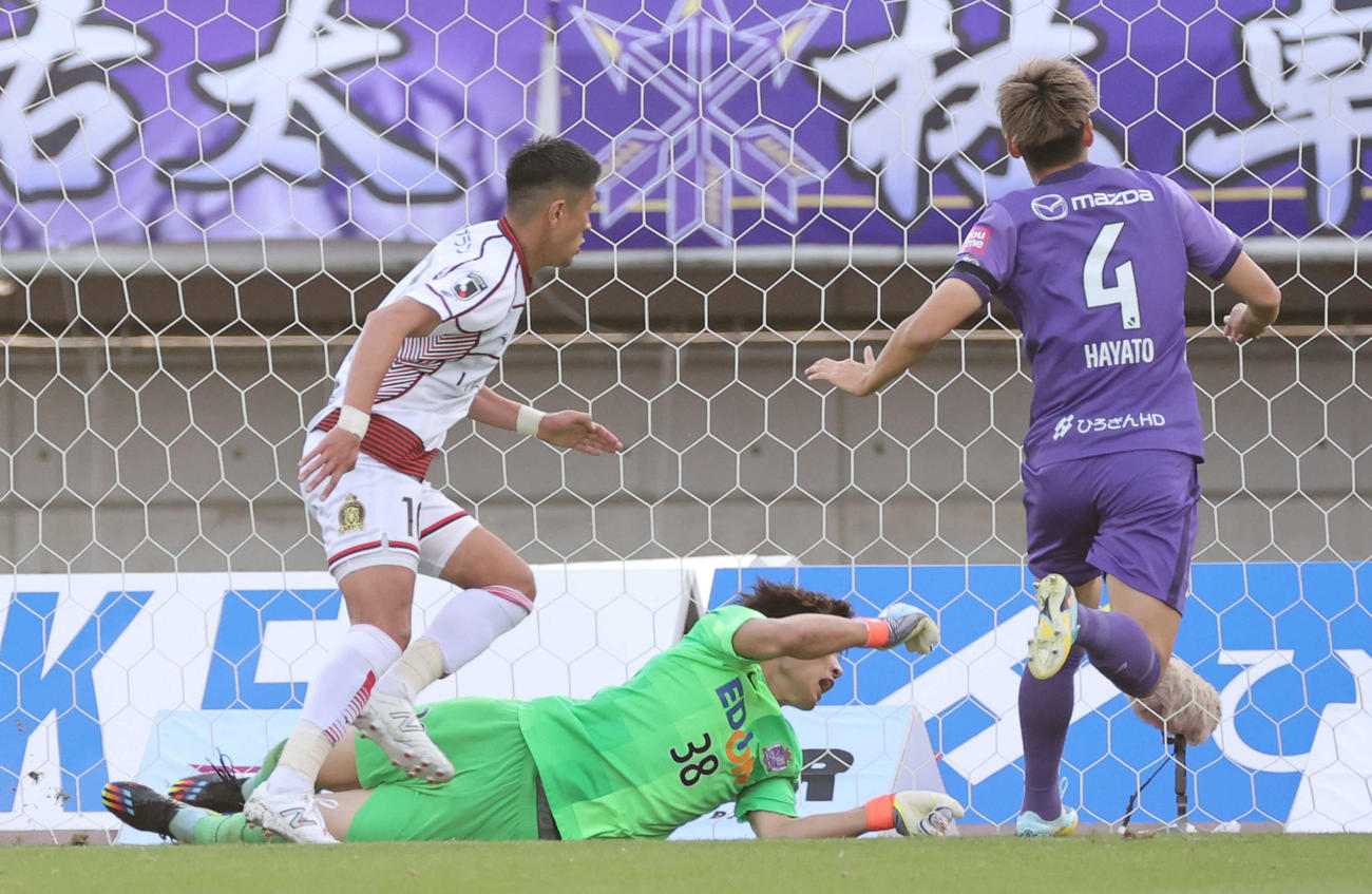 広島対札幌　後半　勝ち越しのゴールを決めた札幌宮沢（左）。下は広島GK大迫（撮影・加藤孝規）