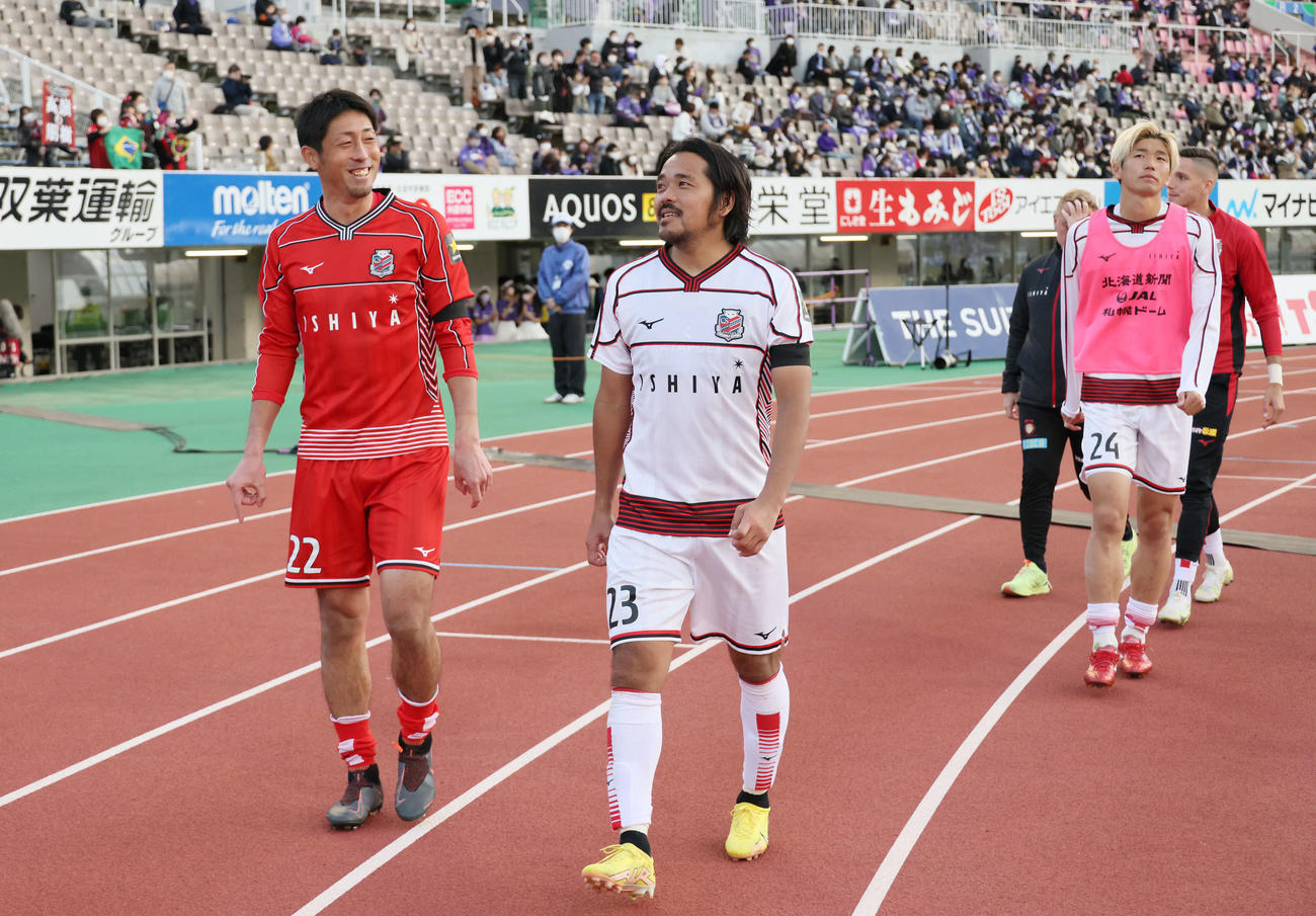 広島対札幌　J1残留が決まり、サポーターの所に向かう札幌興梠（中央）ら（撮影・加藤孝規）