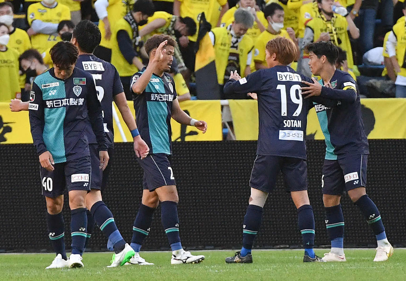 福岡対柏　柏に勝利し、タッチを交わす福岡イレブン（撮影・岩下翔太）