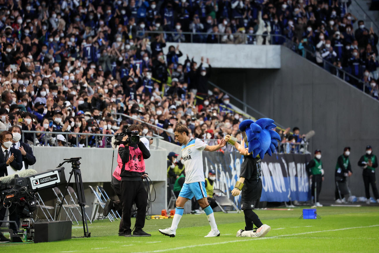 G大阪対磐田　試合後、G大阪サポータにあいさつした磐田の遠藤（撮影・加藤哉）