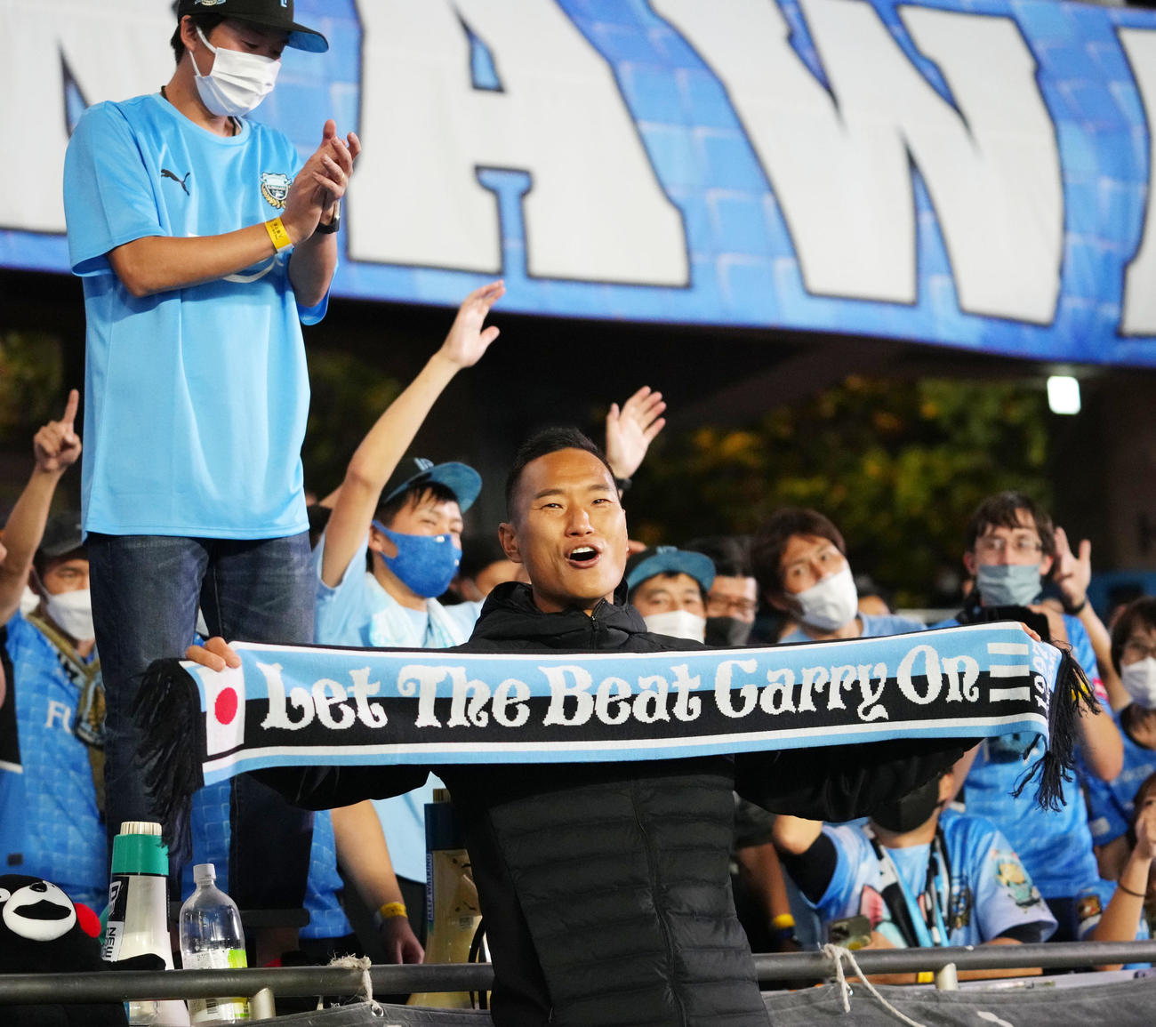 川崎F対神戸　試合後、川崎Fサポーターにあいさつをする先日引退を発表した町田鄭（撮影・横山健太）
