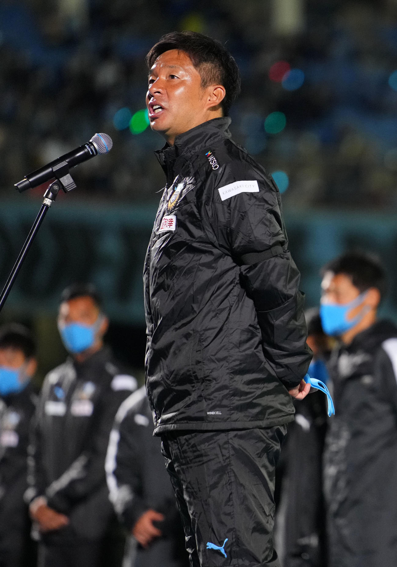 川崎F対神戸　ホーム最終戦セレモニーであいさつする川崎F鬼木監督（撮影・横山健太）