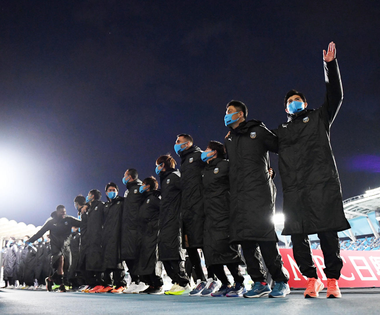 川崎F対神戸　試合後、サポーターからの声援に応える川崎Fイレブン（撮影・横山健太）