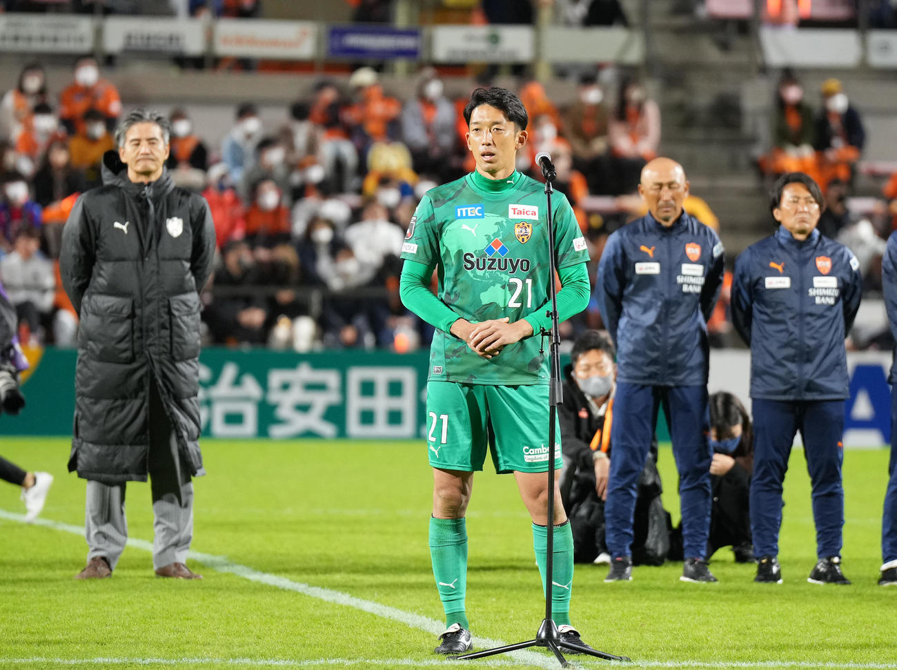ホーム最終戦を終え、サポーターにあいさつする清水GK権田（中央）（撮影・菅敏）