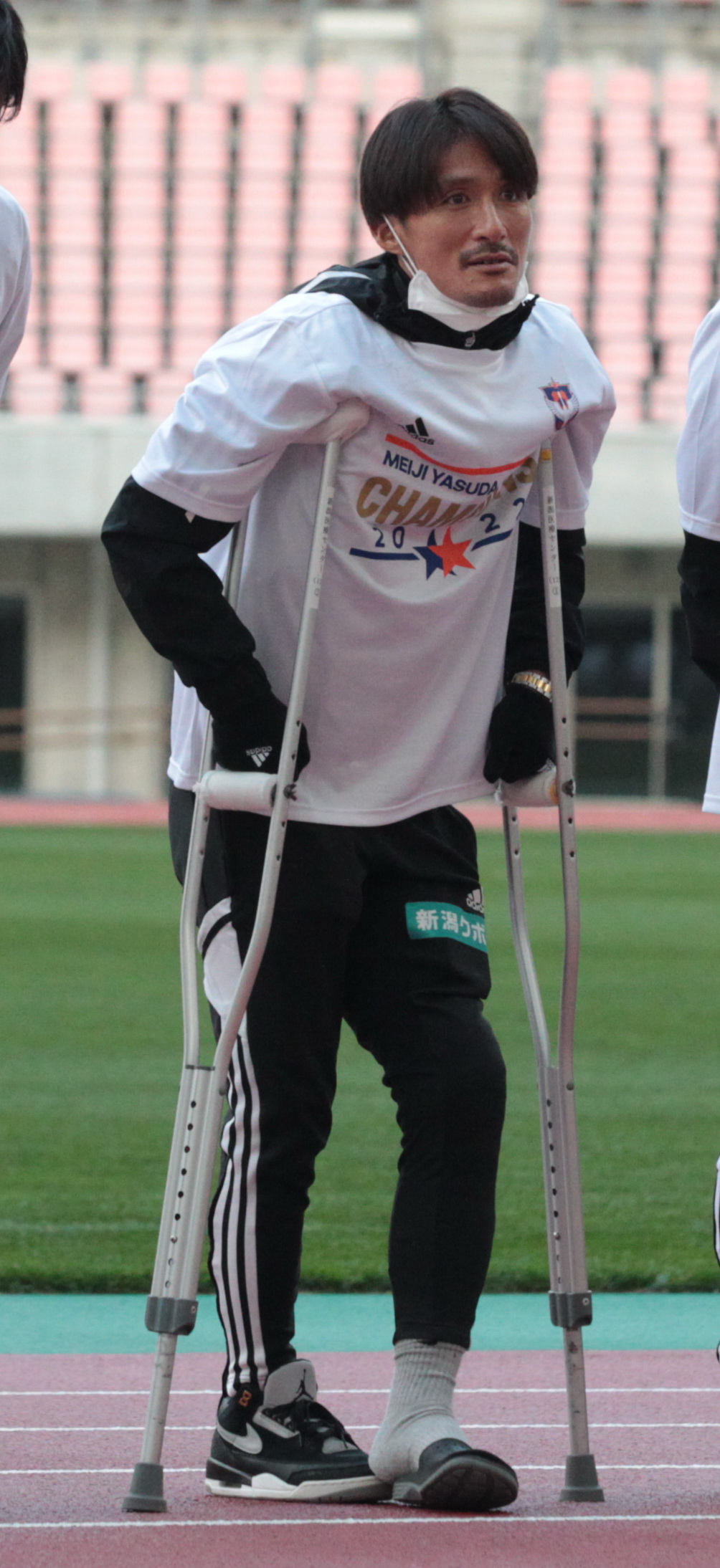 パレードとサンクスフェスタに松葉づえで参加した田中コーチ