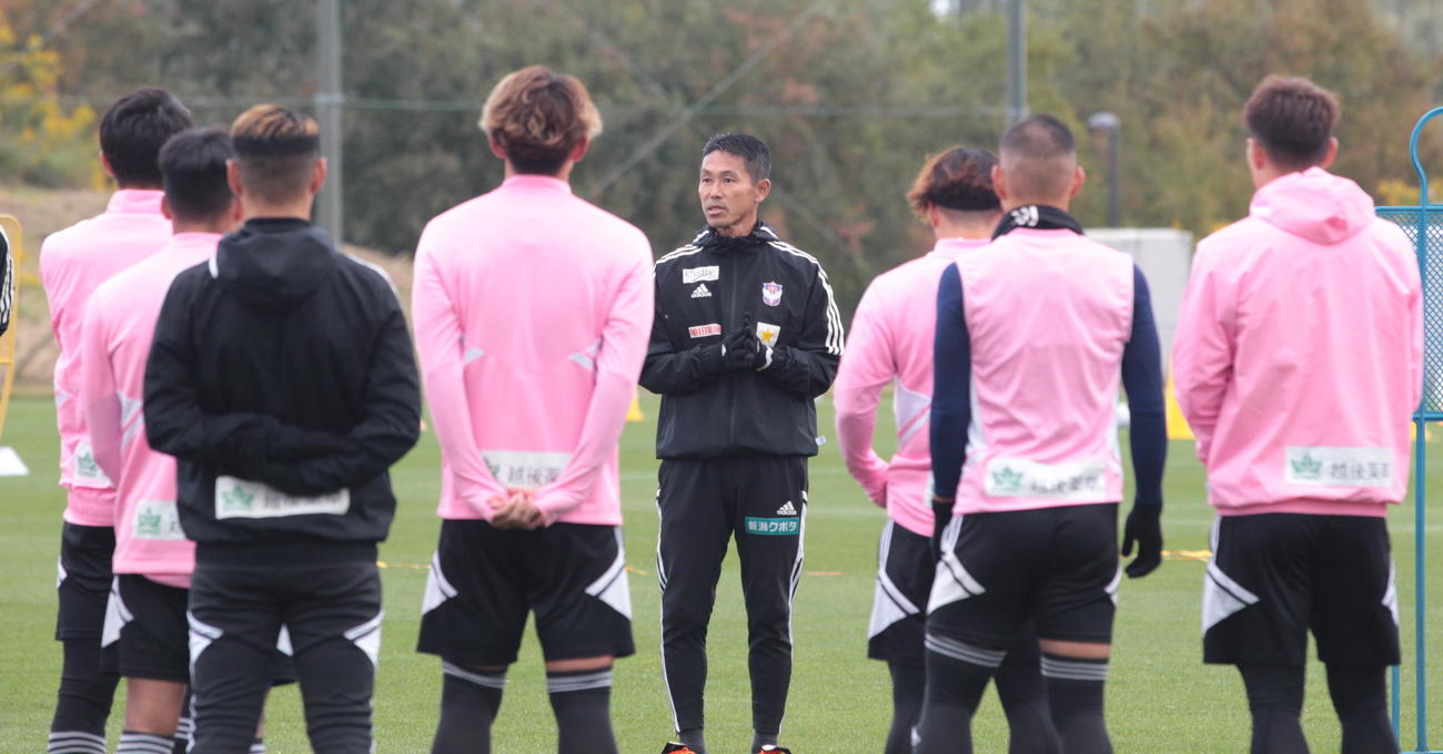 J1に向けての練習再開初日、選手に話をする松橋力蔵監督（中央）