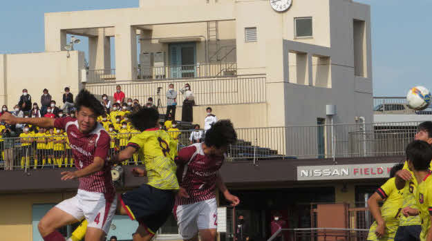 橘－慶応義塾　前半終了間際に橘DF伊藤（左端）がCKからヘディングシュートを決める