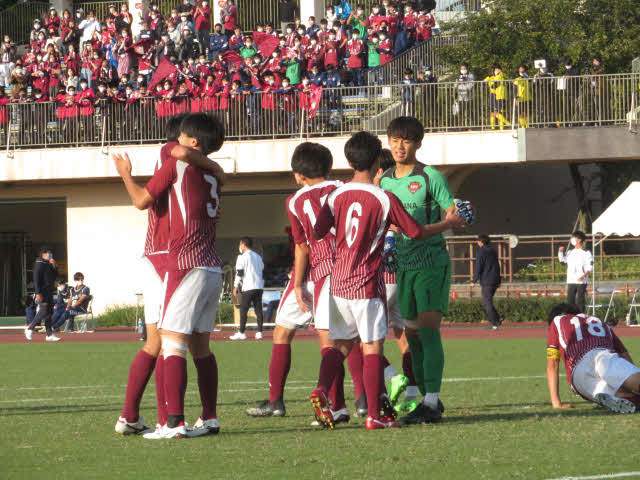 橘－慶応義塾　延長戦の末に準決勝進出を決めて喜ぶ橘の選手たち