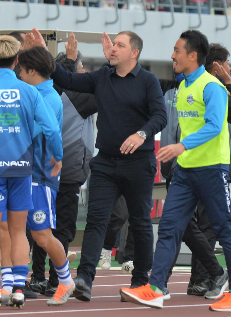 岡山対山形　試合に勝利し、ハイタッチする山形クラモフスキー監督（中央）（撮影・佐藤究）