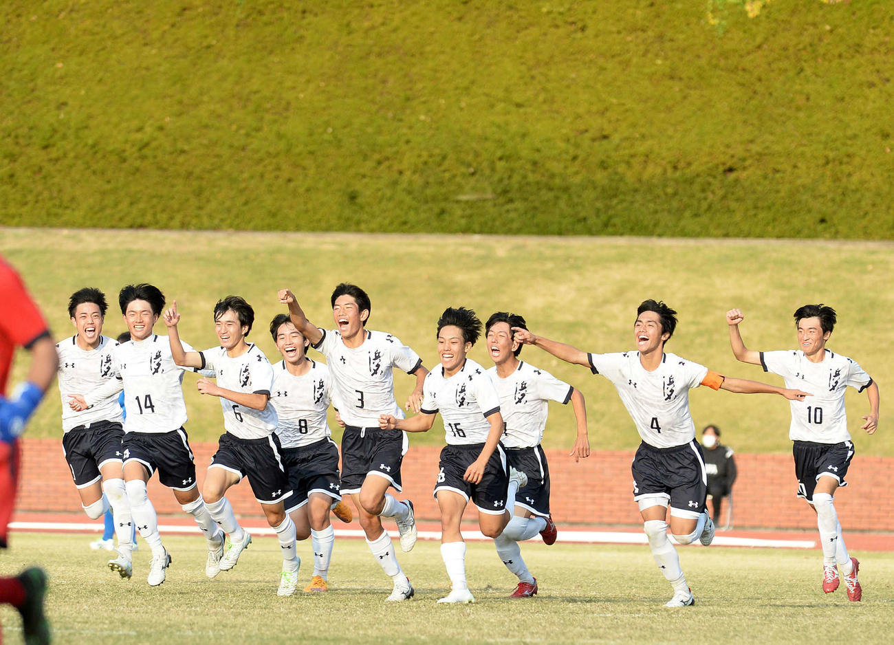 延長前半に均衡を破り、歓喜する浜名の選手たち。右から4人目がゴールを決めたMF竹内