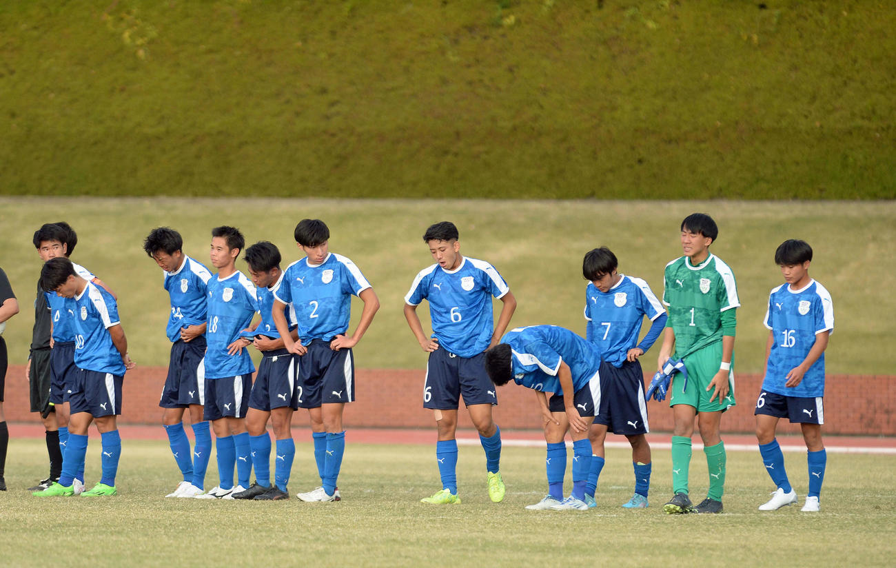 試合に敗れ、うなだれる磐田東イレブン