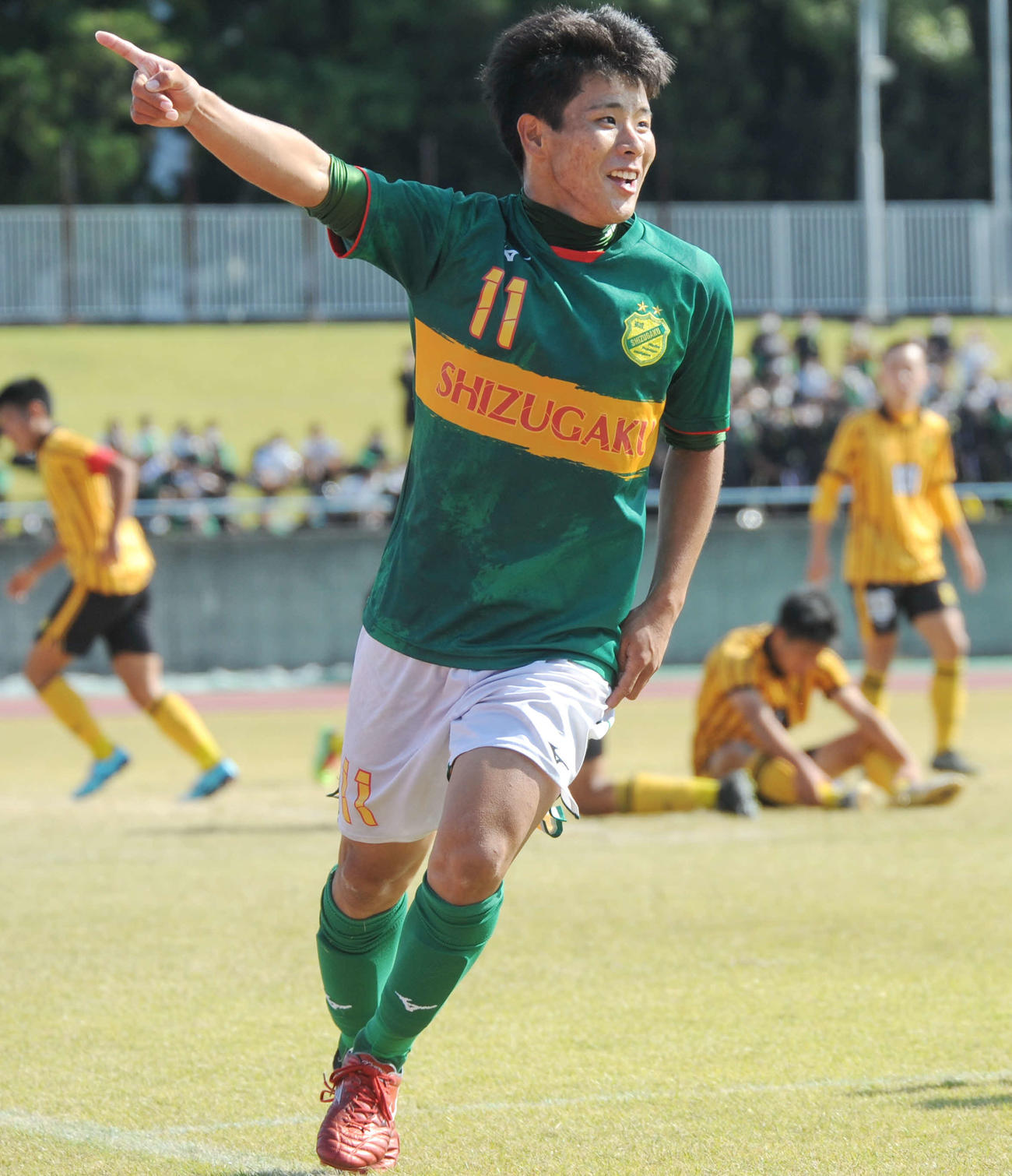 決勝ゴールを決めて喜ぶ静岡学園MF寺裏