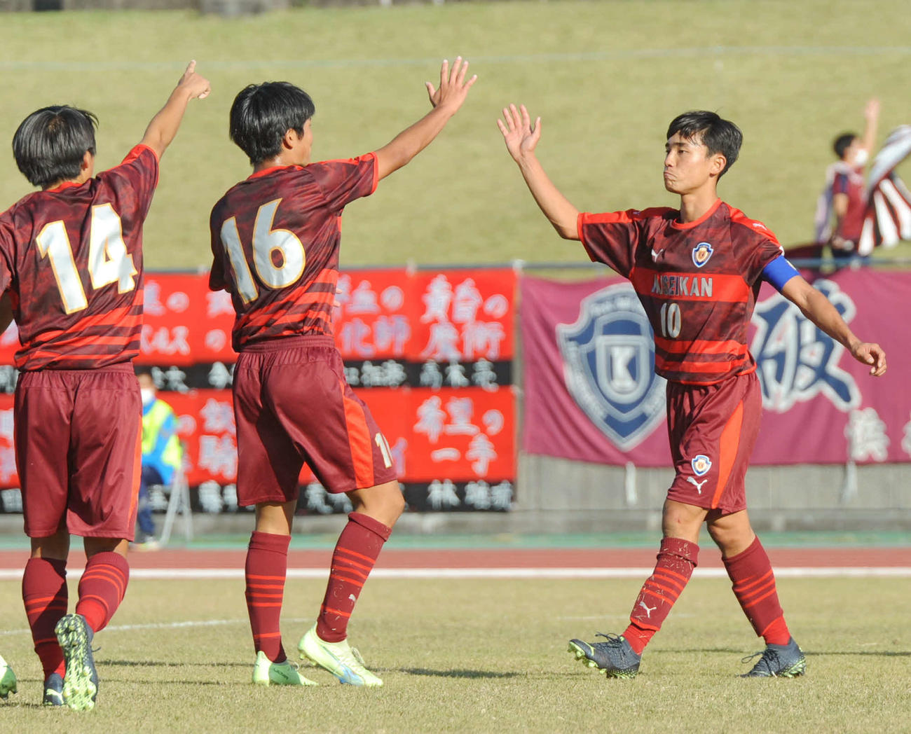チーム2点目を挙げ、仲間とハイタッチする浜松開誠館MF前田（右）