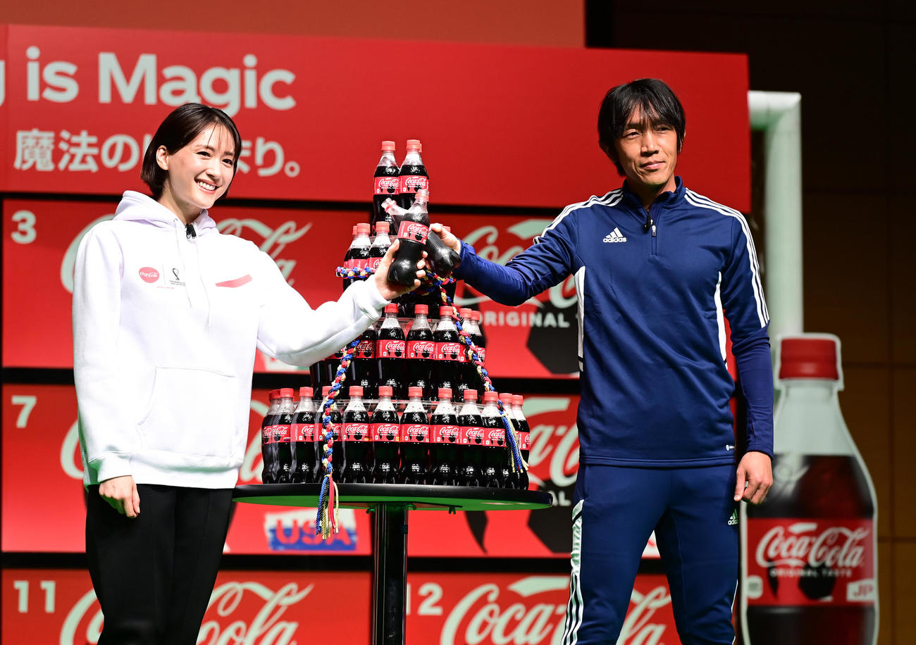「コカ・コーラ」FIFAワールドカップ開催国ボトル発売記念イベントに臨む綾瀬はるか（左）と元サッカー日本代表の中村氏（撮影・小沢裕）