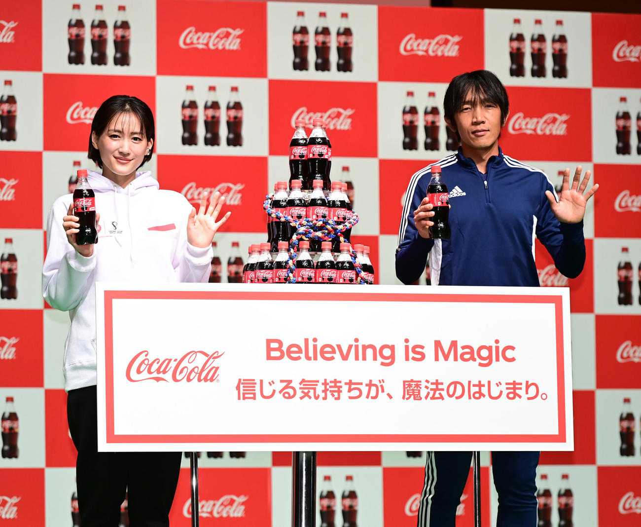 「コカ・コーラ」FIFAワールドカップ開催国ボトル発売記念イベントに臨む綾瀬はるか（左）と元サッカー日本代表の中村氏（撮影・小沢裕）