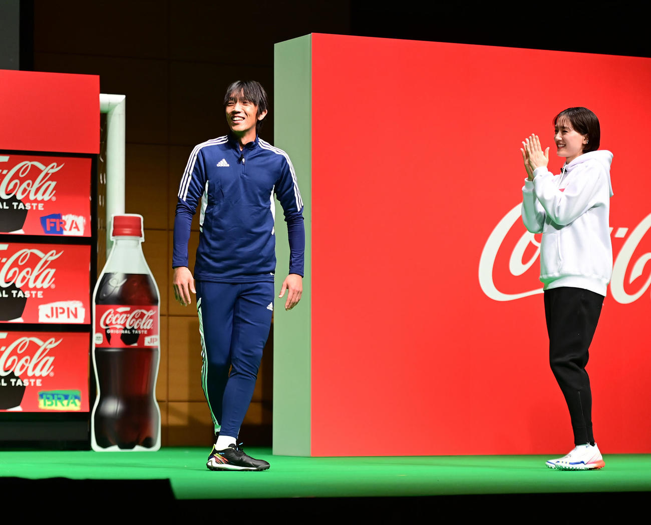 「コカ・コーラ」FIFAワールドカップ開催国ボトル発売記念イベントでキックターゲットチャレンジを成功させ笑顔を見せる元サッカー日本代表の中村氏。右は綾瀬はるか（撮影・小沢裕）