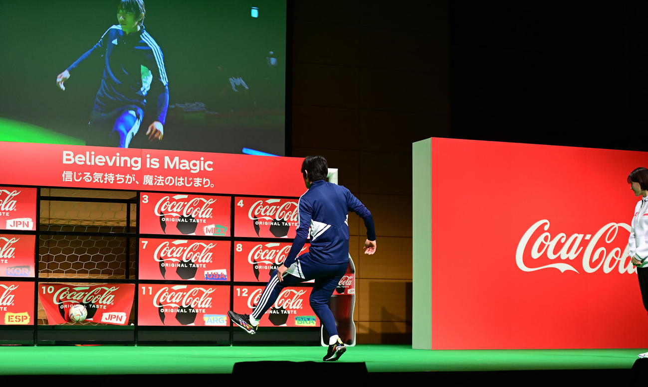 「コカ・コーラ」FIFAワールドカップ開催国ボトル発売記念イベントでキックターゲットチャレンジに臨む元サッカー日本代表の中村氏。右は綾瀬はるか（撮影・小沢裕）