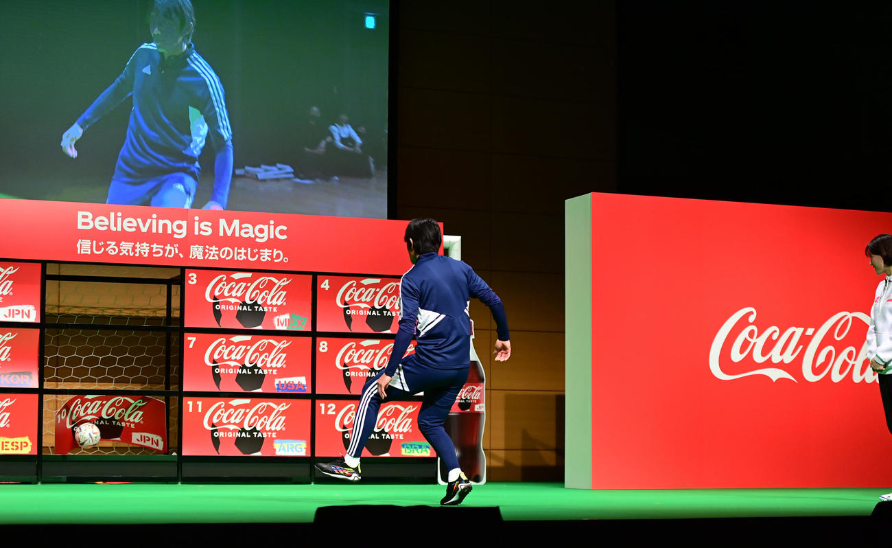 「コカ・コーラ」FIFAワールドカップ開催国ボトル発売記念イベントでキックターゲットチャレンジに臨む元サッカー日本代表の中村氏。右は綾瀬はるか（撮影・小沢裕）
