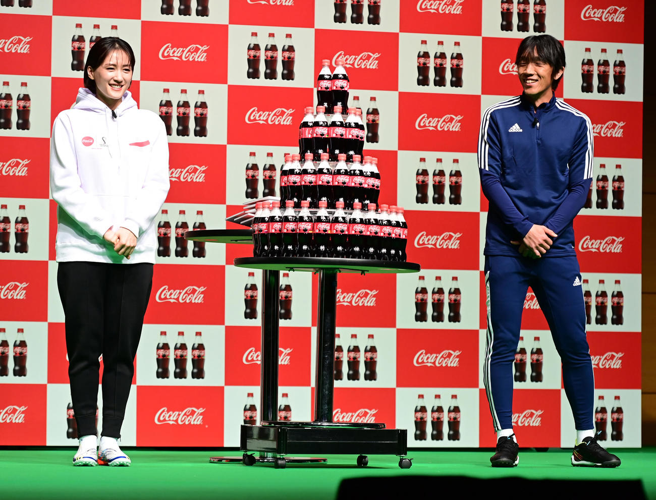 「コカ・コーラ」FIFAワールドカップ開催国ボトル発売記念イベントに臨む綾瀬はるか（左）と元サッカー日本代表の中村氏（撮影・小沢裕）