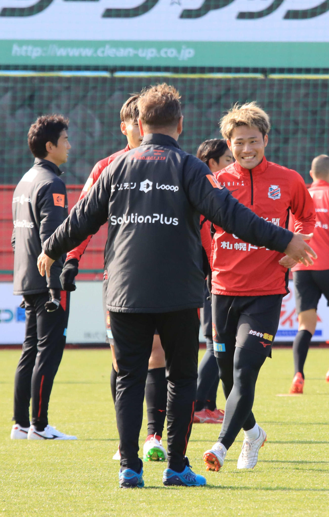 札幌小柏（右）はペトロビッチ監督（手前）に笑顔で近づく（撮影・保坂果那）