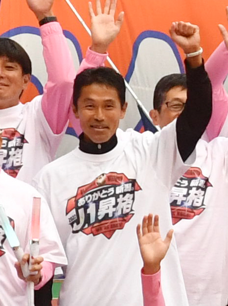J1昇格を決めガッツポーズする新潟の松橋監督（2022年10月8日撮影）