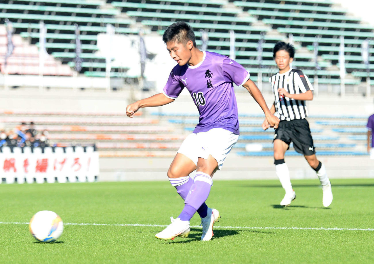 後半、追加点を決める藤枝東FW井藤