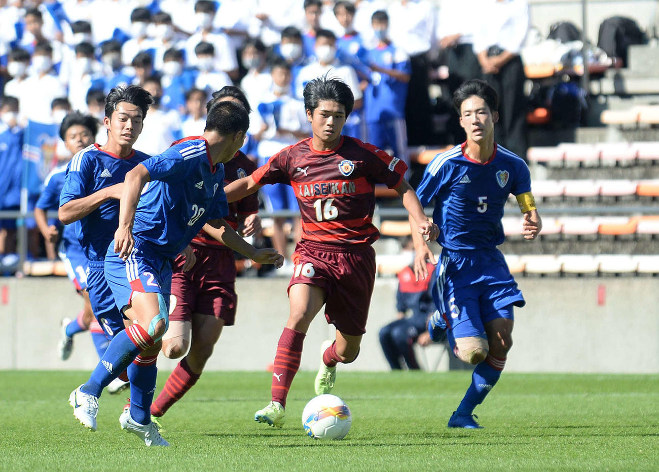 自陣からドリブルを仕掛ける浜松開誠館MF菅原（右から2人目）