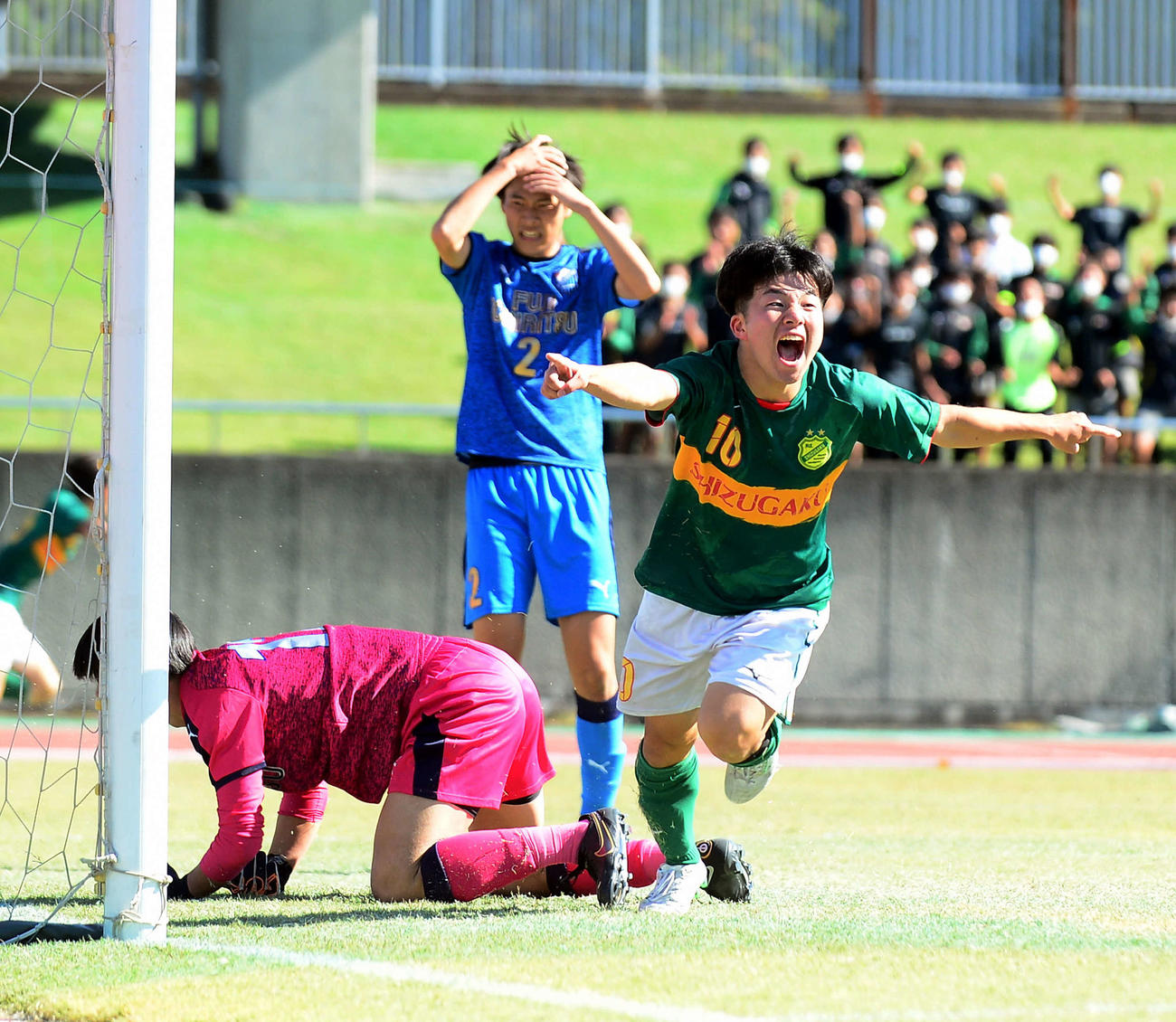 延長後半2分、先制点を決め喜びを爆発させる静岡学園・高橋隆（手前）